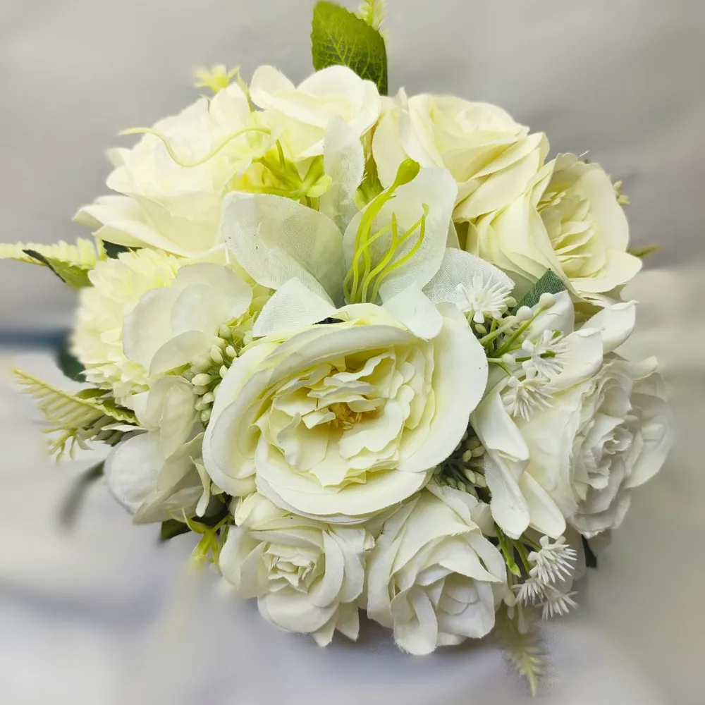 Buquê redondo de rosas e flores em tons de branco e marfim, com folhagens verdes delicadas