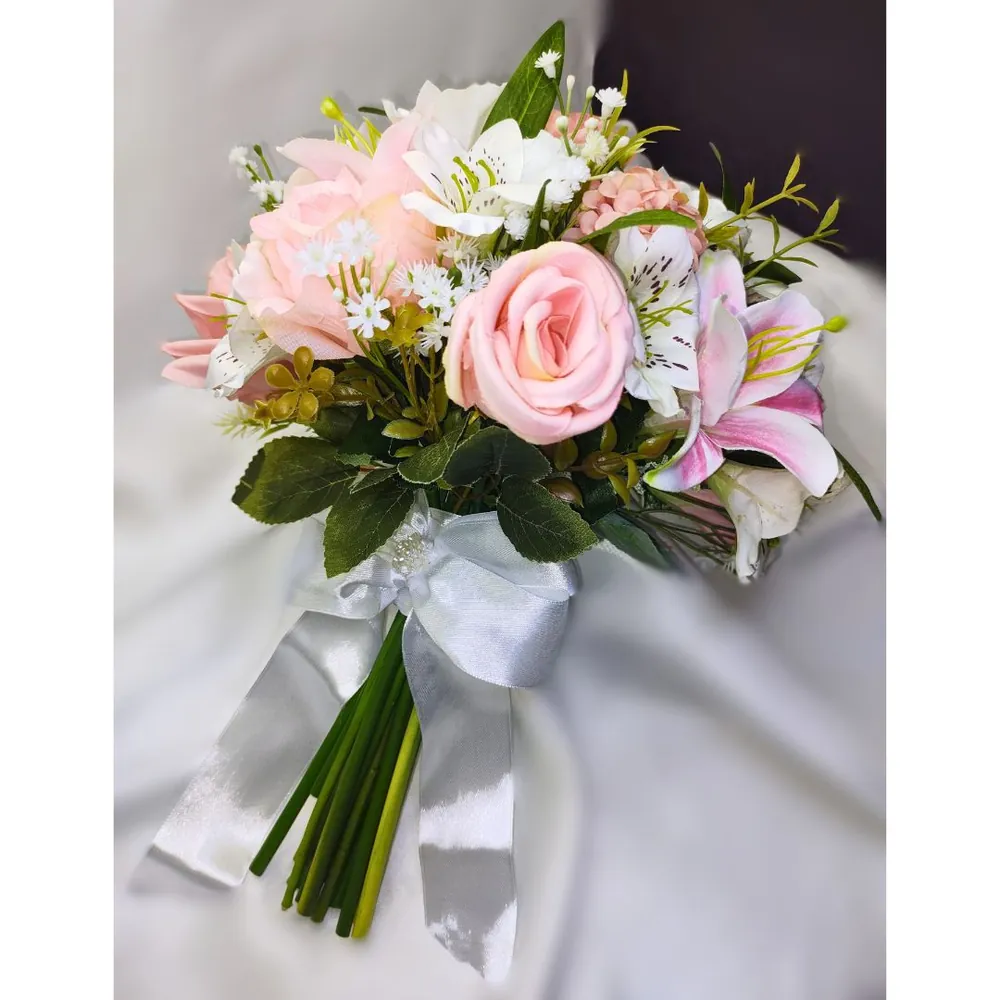 Buquê de rosas cor-de-rosa e flores brancas, com folhagens e laço de cetim branco