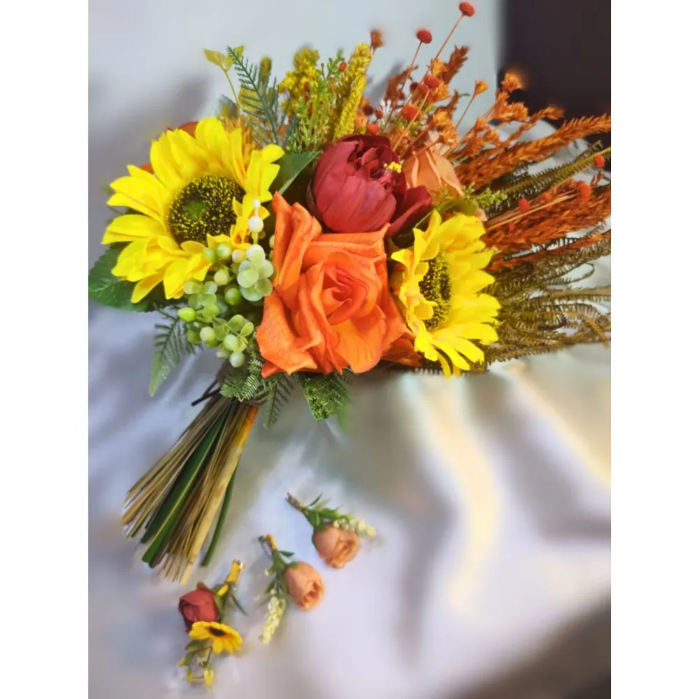 Buquê de girassóis e rosas laranja com lapelas combinando para o noivo e os padrinhos