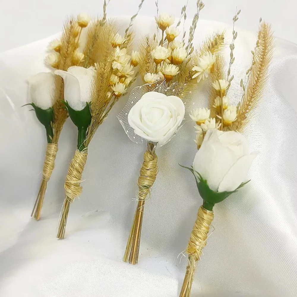 Lapela de noivo com flores semirrealistas para casamento na praia