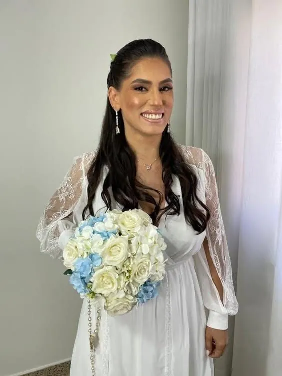 Noiva segurando buquê semirrealista do Ateliê Tijuana