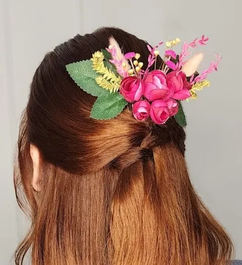 Pente de cabelo com flores rosa-pink e folhagens, preso em penteado semipreso de noiva