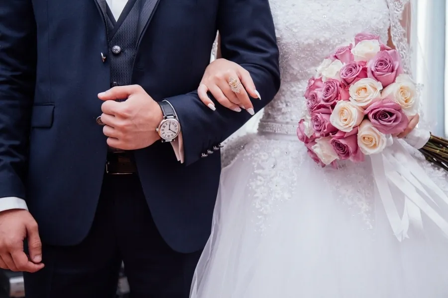 Imagem de um casal de noivos usada para ilustrar o significado do casamento