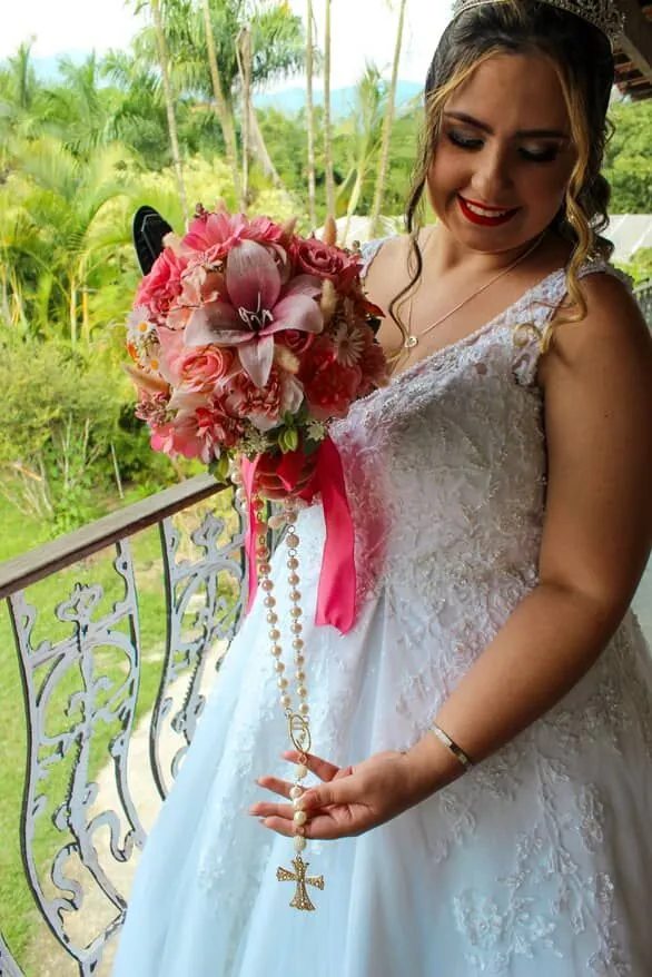 Noiva segurando buquê semirrealista do Ateliê Tijuana no dia do casamento