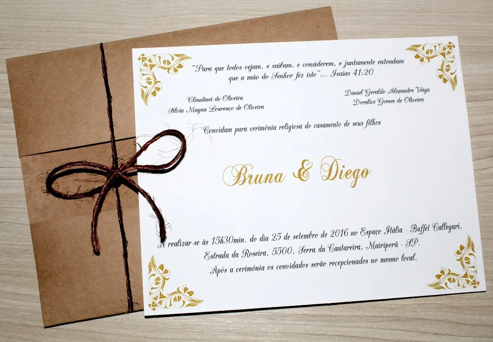 Convite de casamento elegante com letras douradas e design floral, amarrado com barbante