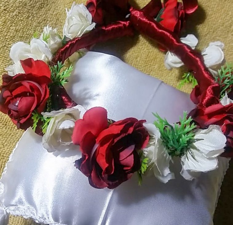 Coroa de flores vermelha e branca com fita de cetim