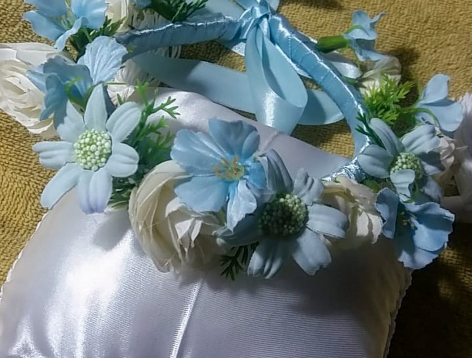 Coroa de flores azul claro com fita de cetim