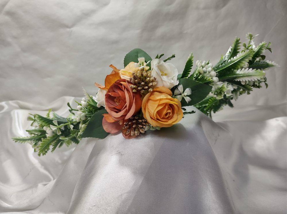 Grinalda de noiva com rosas laranja e folhagens