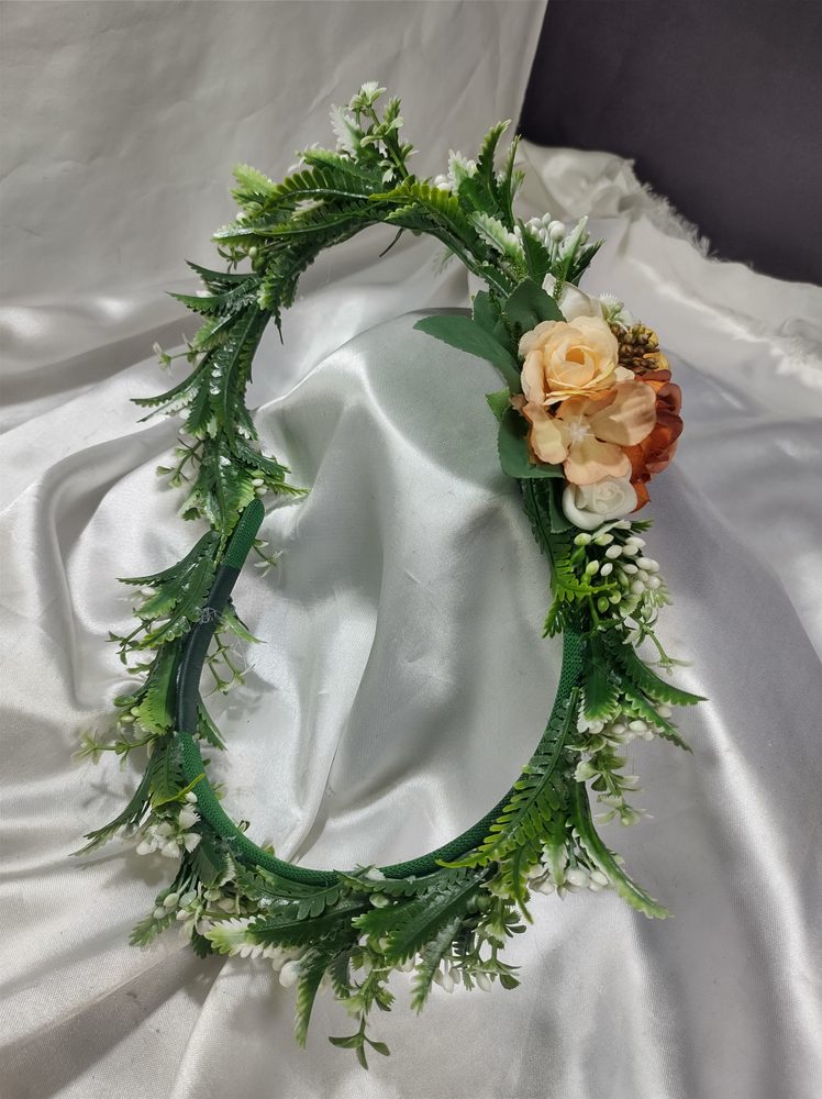 Grinalda de noiva de folhagens com rosas em tons de pêssego feita no Ateliê Tijuana