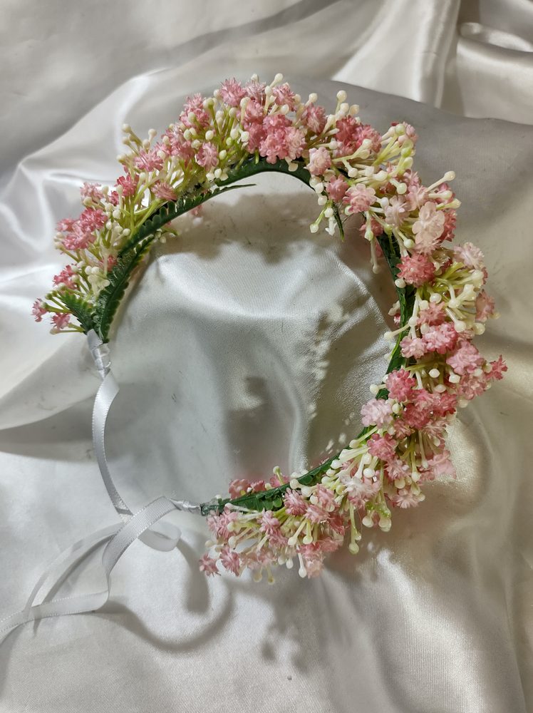 Coroa de flores de noiva com flores miúdas cor-de-rosa