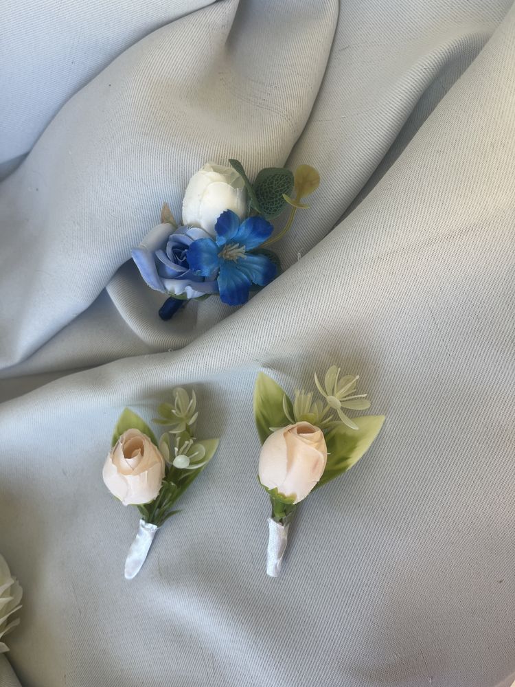 Lapela feita com flores semirrealistas no Ateliê Tijuana
