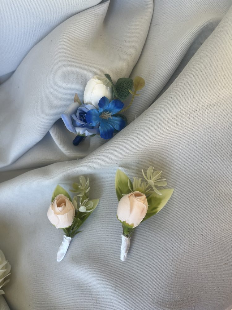 Lapelas de noivo com rosas azuis e rosas cor de pêssego