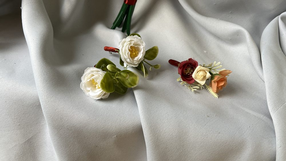 Lapelas com rosa branca e rosa marsala