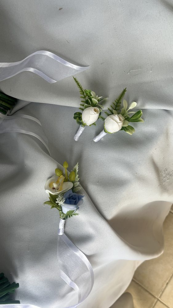 Lapelas brancas e azuis para casamento