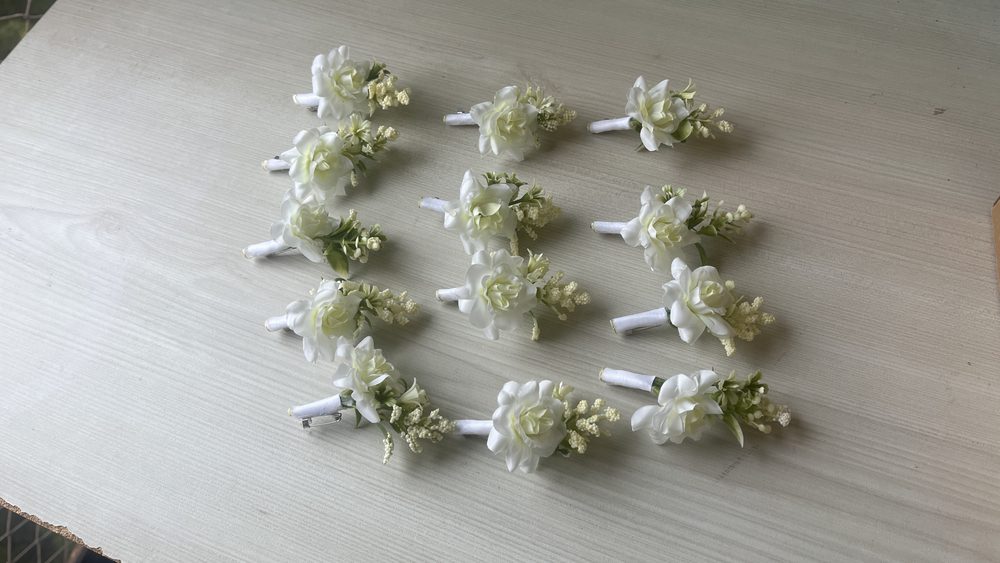 Conjunto de lapelas brancas para padrinhos de casamento