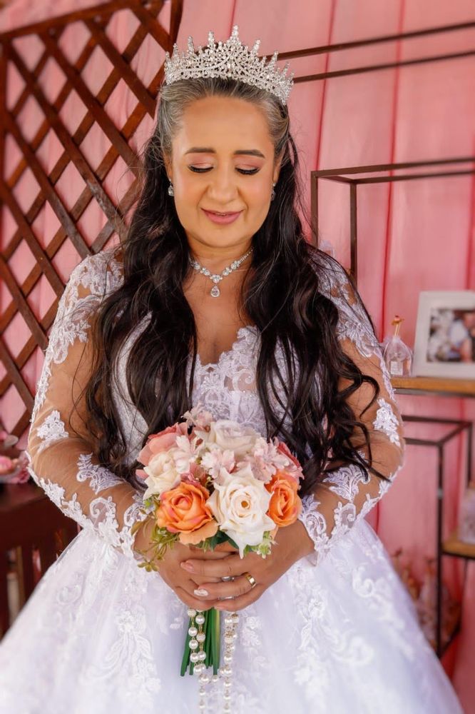 Noiva segurando buquê feito no Ateliê Tijuana