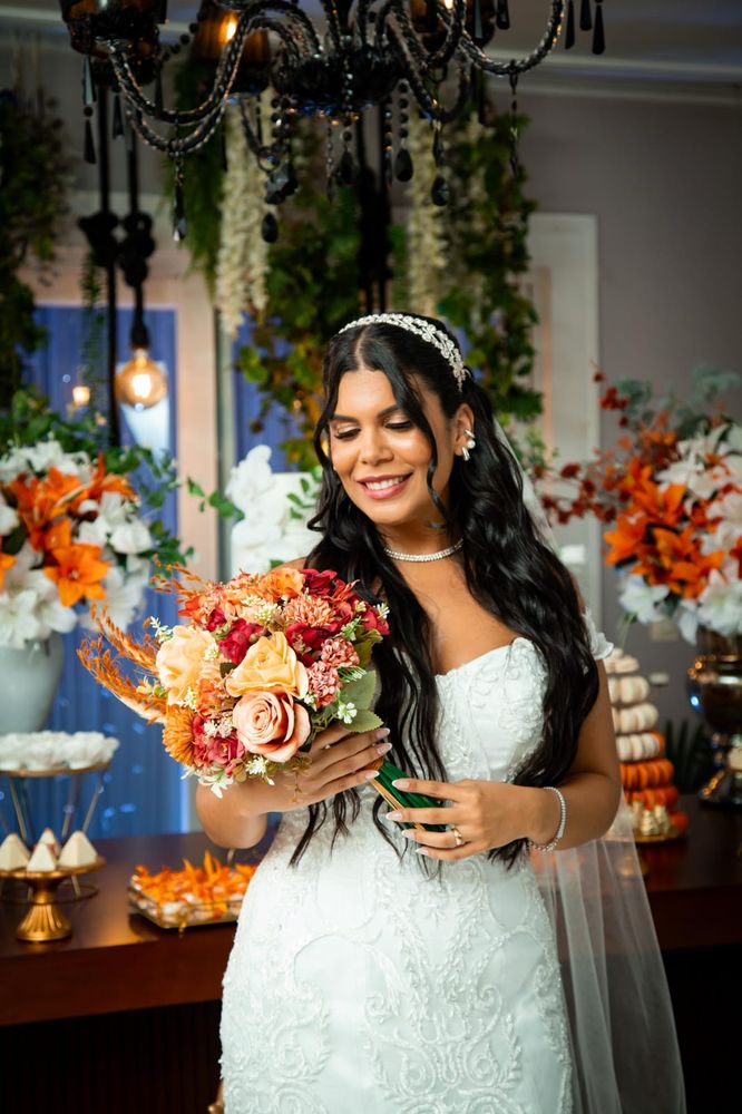 Noiva com buquê de flores permanentes do ateliê
