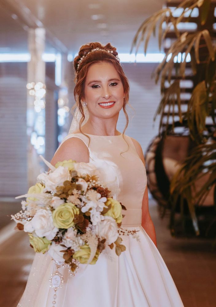 Noiva com buquê de flores permanentes