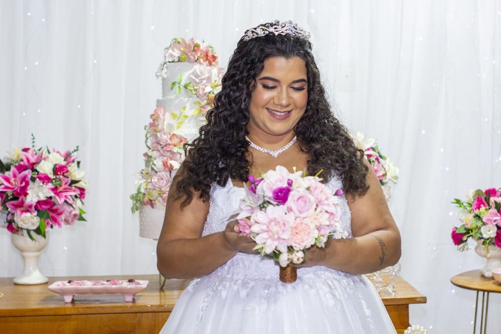 Noiva com buquê rosa pequeno e delicado