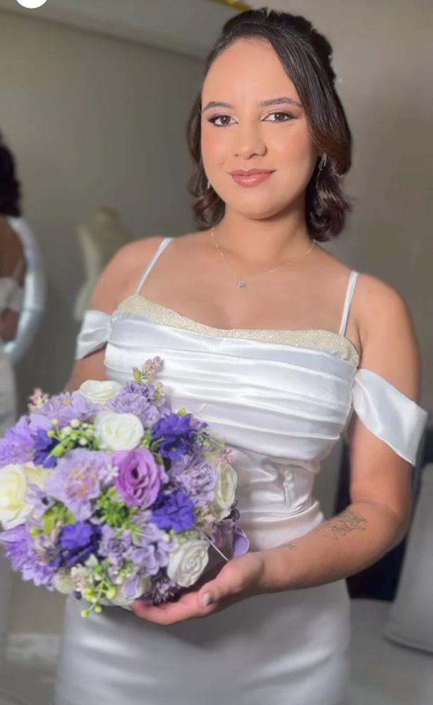 Noiva com buquê semirrealista no dia do casamento