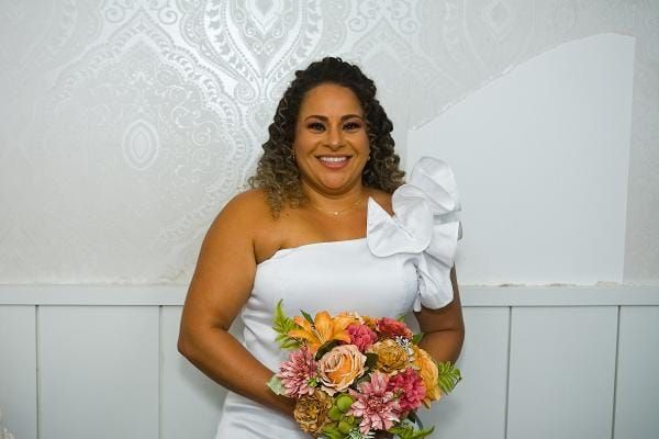 Noiva de vestido curto com buquê colorido do Ateliê Tijuana