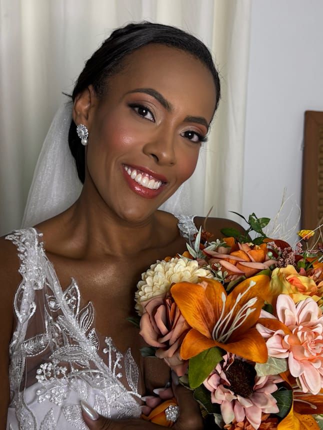 Noiva com buquê rústico de flores laranja e rosa antigo
