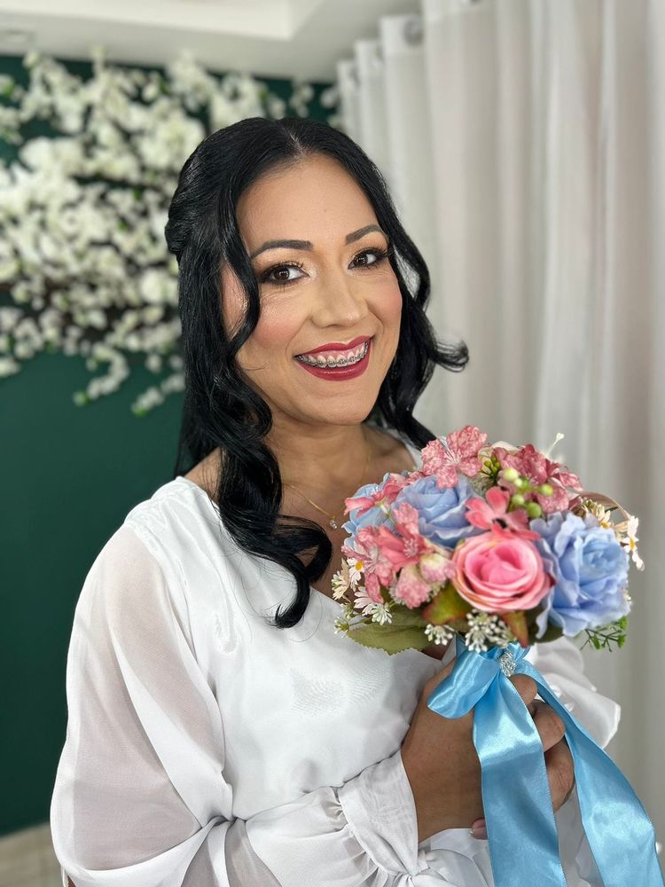 Noiva com buquê em tons de rosa e azul feito no Ateliê Tijuana