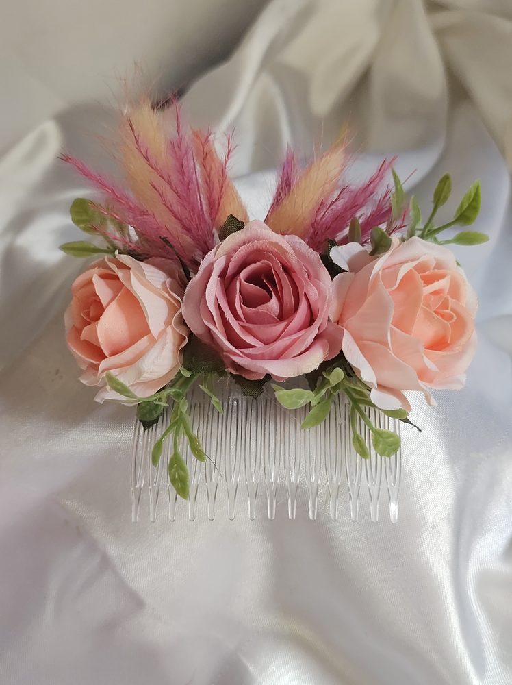 Pente de flores para noiva com rosas em tons de rosa e pêssego