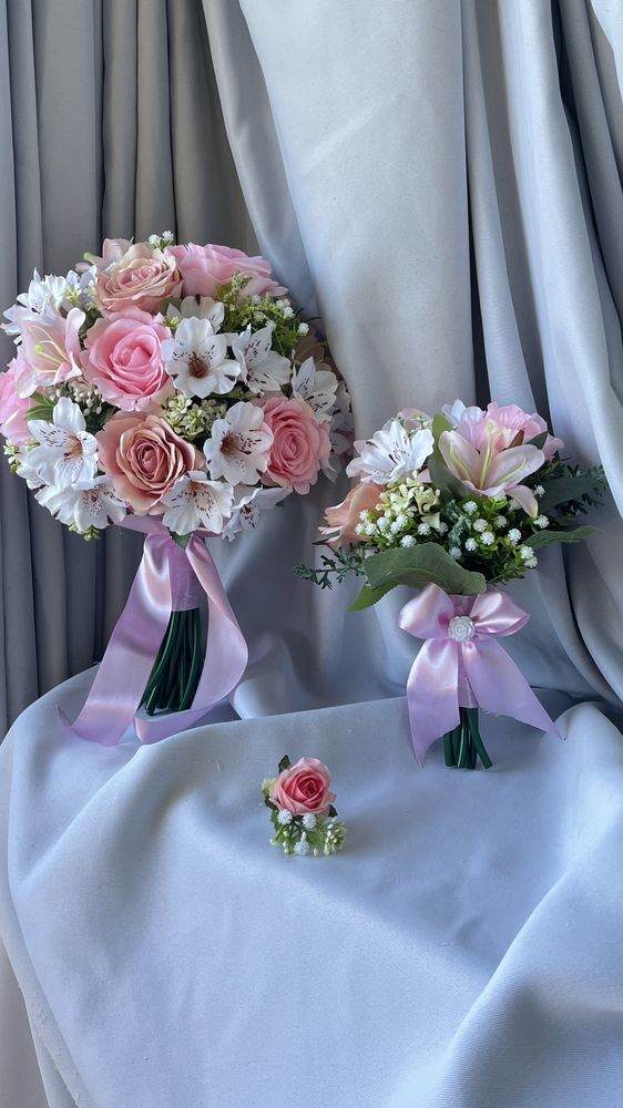 Kit com buquê rosa, réplica menor e lapela